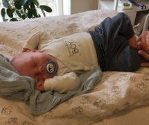 Sovende baby får zoneterapi